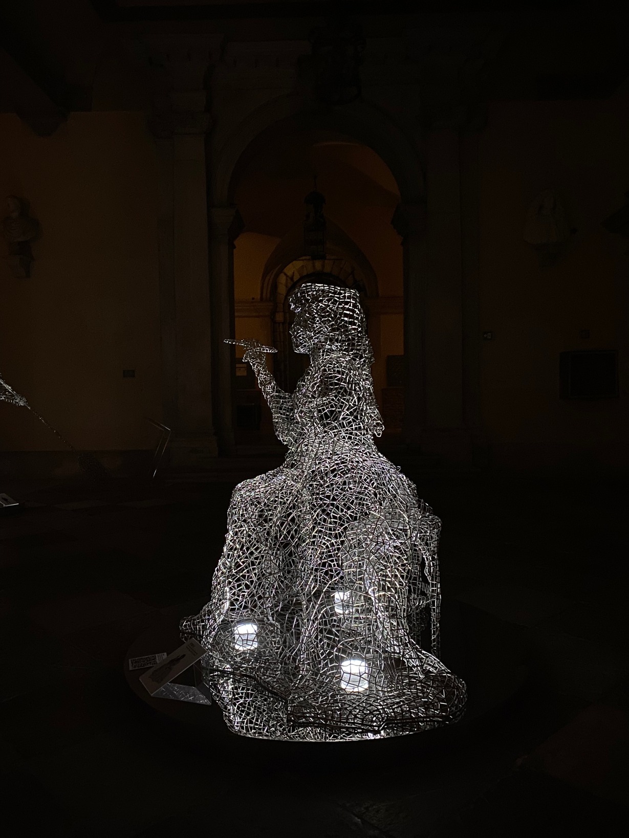 Venice's Historical Figure Sculptures By Lorenzo Quinn (9)